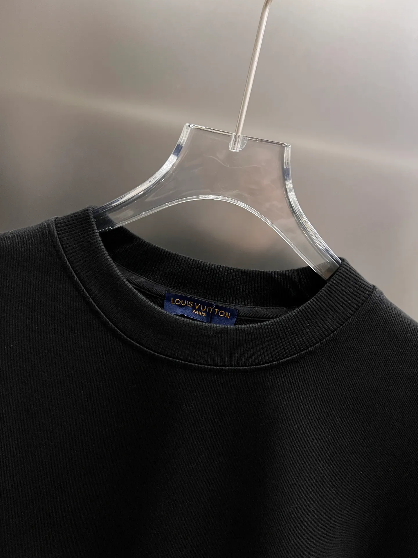 🅿️260 1v Louis*2025 new autumn and winter round neck long-sleeved sweatshirt, large V letter pearl diamond craft design, high-end version! Highly breathable and comfortable, customized double yarn plain cotton fabric. Short-sleeved T-shirt. Same style for men and women. Sizes S M L XL XXL Five sizes black white